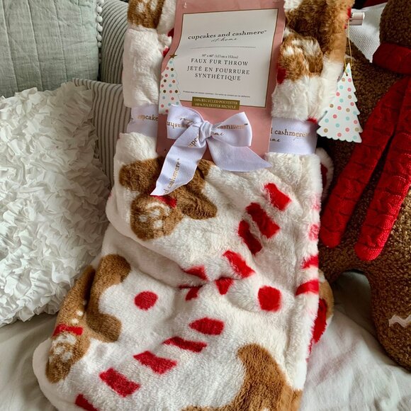 NEW Christmas Cupcakes & Cashmere Faux Fur Gingerbread Man & Candy Cane Blanket - Picture 1 of 3